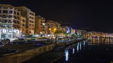 Sliema, Malta, 5 Ocak 2019 tarihinde. Gece bak. Bay pitoresk setin yangınlar akşam ile yaktı 