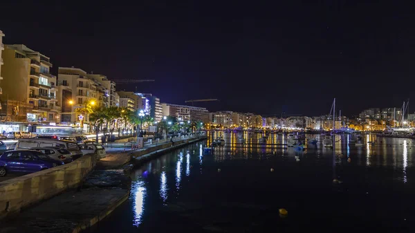 Sliema Malta Enero 2019 Mirada Nocturna Pintoresco Terraplén Bahía Iluminado —  Fotos de Stock