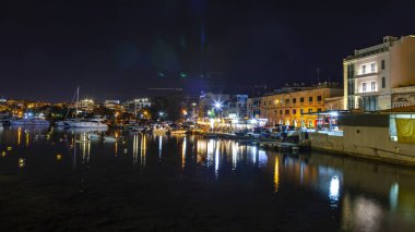Sliema, Malta, 5 Ocak 2019 tarihinde. Gece bak. defne suya yansıyan akşam yangınlar ile Bay pitoresk setin yaktı