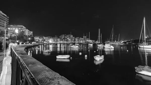 Sliema Malta Enero 2019 Mirada Nocturna Pintoresco Terraplén Bahía Iluminado —  Fotos de Stock