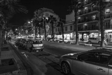 Sliema, Malta, 5 Ocak 2019 tarihinde. Gece bak. Bay pitoresk setin yangınlar akşam ile yaktı