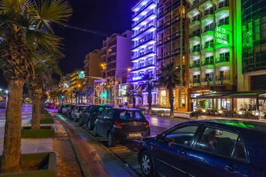 Sliema, Malta, 5 Ocak 2019 tarihinde. Gece bak. Bay pitoresk setin yangınlar akşam ile yaktı
