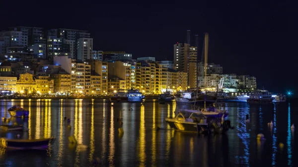 Sliema Malta Enero 2019 Mirada Nocturna Pintoresco Terraplén Bahía Iluminado — Foto de Stock