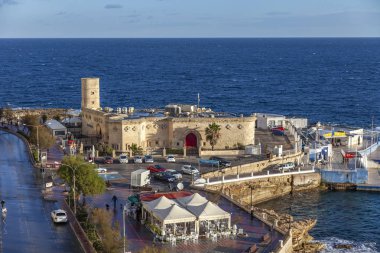 Sliema, Malta, üzerinde 8 Ocak 2019. Görünümünde bir çok noktada Sliema pil körfezin kıyısında üzerine gelin ve deniz