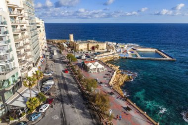 Sliema, Malta, 5 Ocak 2019 tarihinde. Bay pitoresk dolgu üzerinde üstten görünüm güneş sabah yaktı.