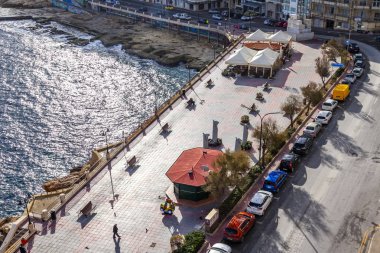 Sliema, Malta, 5 Ocak 2019 tarihinde. Bay pitoresk dolgu üzerinde üstten görünüm sabah güneş yaktı. Arabalar kaldırım Park