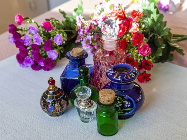 Cosmetici Bottiglie Epoca Fiori Variopinti Uno Sfondo — Foto Stock
