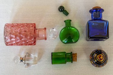 Kozmetik vintage şişelerde 