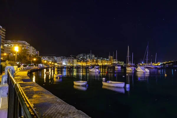 Sliema Malta Enero 2019 Mirada Nocturna Pintoresco Terraplén Bahía Iluminado — Foto de Stock