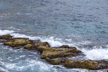Köpük dalgalar pitoresk deniz Akdeniz manzaralı kayalık sahil yakınındaki
