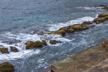 Köpük dalgalar pitoresk deniz Akdeniz manzaralı kayalık sahil yakınındaki