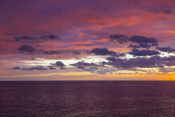 Живописный рассвет солнца у моря
