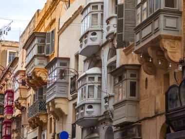 Valletta, Malta, üzerinde 8 Ocak 2019. Eski kasaba evleri geleneksel çeşitli pitoresk balkon özelliği bir Malta sembolleri vardır 