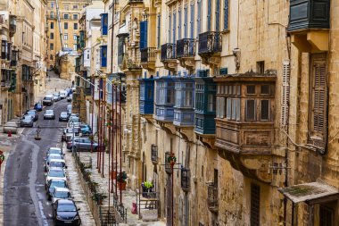 Valletta, Malta, üzerinde 8 Ocak 2019. Sokakta eski şehir. karakteristik balkonlu pitoresk are bir-in Malta sembolleri