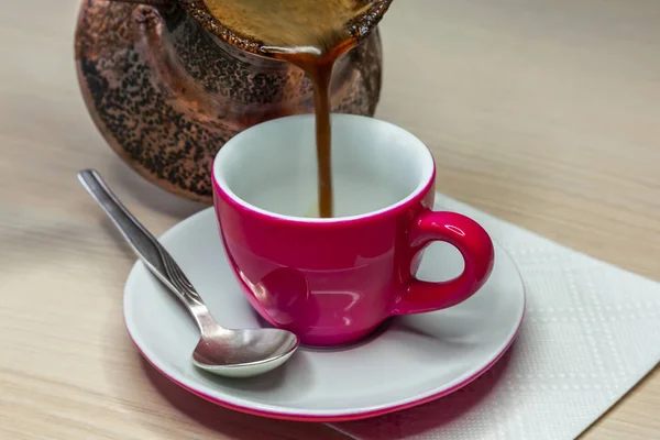 Черный Кофе Течет Cezve Ярко Розовый Кофе Чашку — стоковое фото