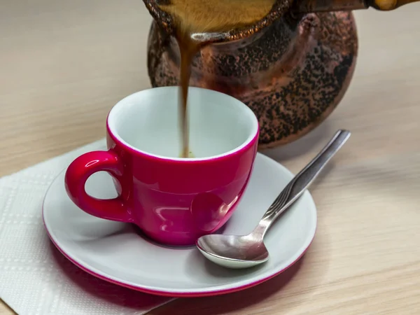 Черный Кофе Течет Cezve Ярко Розовый Кофе Чашку — стоковое фото