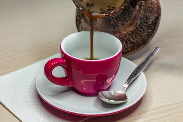 Чорна Кава Тече Джунглів Яскраво Рожевій Чашці Кави — стокове фото