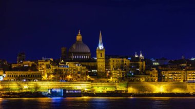 Valletta, Malta, üzerinde 8 Ocak 2019. Gece denizde şehirden geleneksel panoramik manzaralı