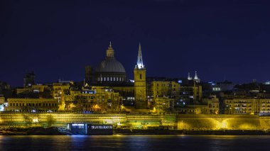 Valletta, Malta, üzerinde 8 Ocak 2019. Gece denizde şehirden geleneksel panoramik manzaralı