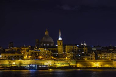 Valletta, Malta, üzerinde 8 Ocak 2019. Gece denizde şehirden geleneksel panoramik manzaralı