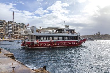 Sliema, Malta, üzerinde 8 Ocak 2019. Pitoresk koyda yürüyen Tekneler güneşin ile kış sabahları yanıyor. Uzaktan güzel dolgu