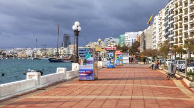 Sliema, Malta, 5 Ocak 2019 tarihinde. Bir mimari kompleks bir yağmur sonra körfezin güzel set of