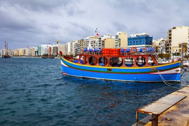 Sliema, Malta, üzerinde 8 Ocak 2019. Pitoresk koyda yürüyen Tekneler güneşin ile kış sabahları yanıyor. Uzaktan güzel dolgu
