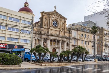 Sliema, Malta, 5 Ocak 2019 tarihinde. Bir mimari kompleks bir yağmur sonra körfezin güzel set of
