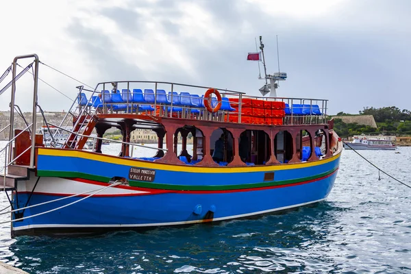Sliema Malta Enero 2019 Los Botes Pie Pintoresca Bahía Iluminan —  Fotos de Stock