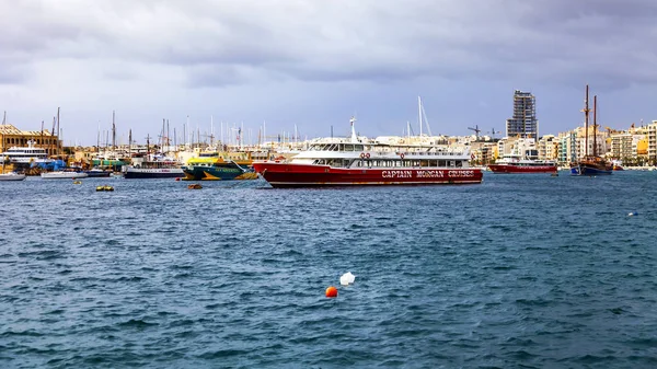 Sliema Malta Janeiro 2019 Barcos Pitoresca Baía São Iluminados Com — Fotografia de Stock