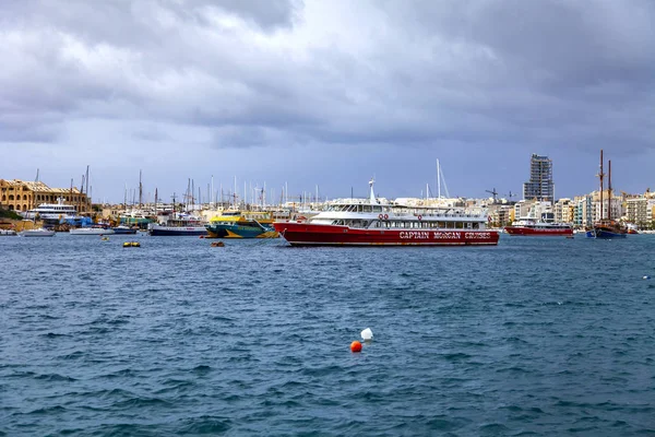 马耳他斯利马 2019年1月8日 在风景如画的海湾 步行的船只在冬天的早晨被阳光照亮 美丽的堤防在远处 — 图库照片