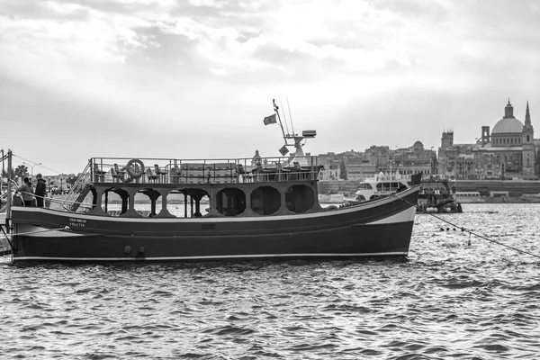 Sliema Malta Den Januari 2019 Gångavstånd Båtar Den Pittoreska Bukten — Stockfoto