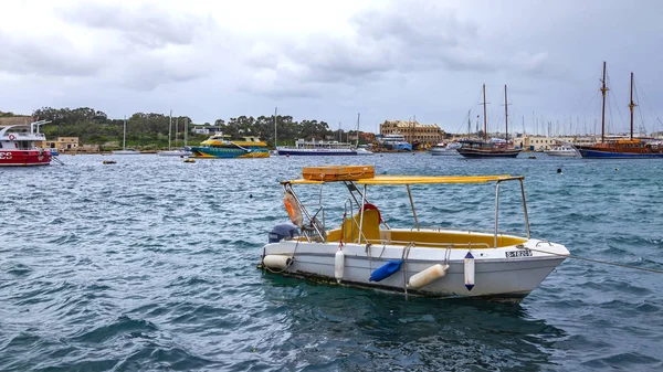 Sliema Malta Janeiro 2019 Barcos Pitoresca Baía São Iluminados Com — Fotografia de Stock