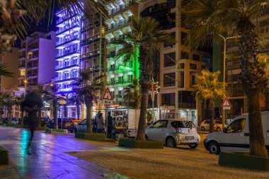 Sliema, Malta, 5 Ocak 2019 tarihinde. Gece bak. Bay pitoresk setin yangınlar akşam ile yaktı 