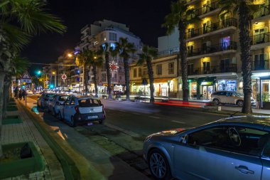 Sliema, Malta, 5 Ocak 2019 tarihinde. Gece bak. Bay pitoresk setin yangınlar akşam ile yaktı 