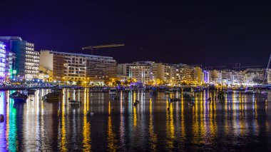Sliema, Malta, 5 Ocak 2019 tarihinde. Gece bak. defne suya yansıyan akşam yangınlar ile Bay pitoresk setin yaktı