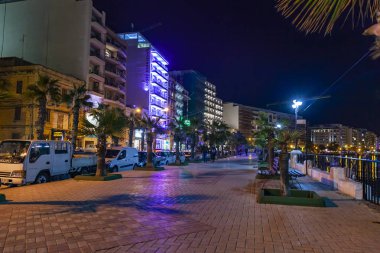 Sliema, Malta, 5 Ocak 2019 tarihinde. Gece bak. Bay pitoresk setin yangınlar akşam ile yaktı