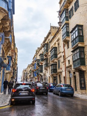 Valletta, Malta, üzerinde 8 Ocak 2019. Eski Şehir sokakta bir alan manzara yineler. Bina cephe dekorasyon karakteristik pitoresk balkon sembolleri Malta biridir