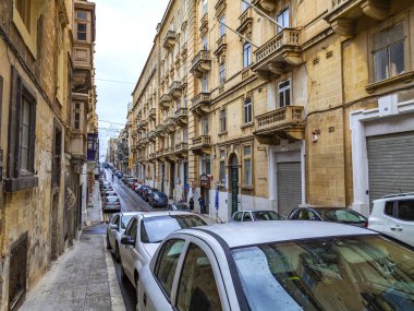 Valletta, Malta, üzerinde 8 Ocak 2019. Eski Şehir sokakta bir alan manzara yineler. Bina cephe dekorasyon karakteristik pitoresk balkon sembolleri Malta biridir