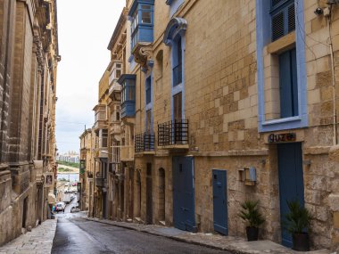 Valletta, Malta, üzerinde 8 Ocak 2019. Eski Şehir sokakta bir alan manzara yineler. Bina cephe dekorasyon karakteristik pitoresk balkon sembolleri Malta biridir