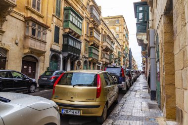 Valletta, Malta, üzerinde 8 Ocak 2019. Eski Şehir sokakta bir alan manzara yineler. Bina cephe dekorasyon karakteristik pitoresk balkon sembolleri Malta biridir