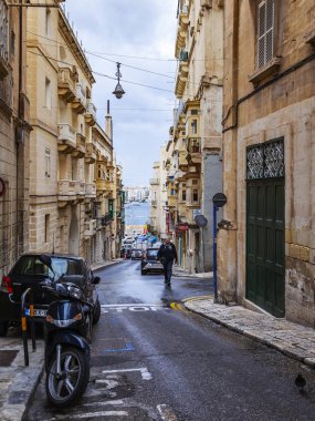 Valletta, Malta, üzerinde 8 Ocak 2019. Eski Şehir sokakta bir alan manzara yineler. Bina cephe dekorasyon karakteristik pitoresk balkon sembolleri Malta biridir