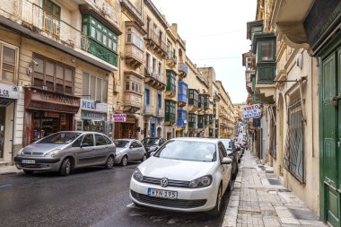 Valletta, Malta, üzerinde 8 Ocak 2019. Eski Şehir sokakta bir alan manzara yineler. Bina cephe dekorasyon karakteristik pitoresk balkon sembolleri Malta biridir