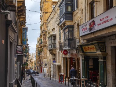 Valletta, Malta, üzerinde 8 Ocak 2019. Eski Şehir sokakta bir alan manzara yineler. Bina cephe dekorasyon karakteristik pitoresk balkon sembolleri Malta biridir