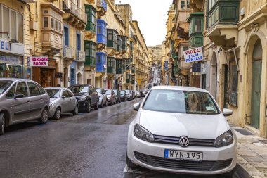 Valletta, Malta, üzerinde 8 Ocak 2019. Eski Şehir sokakta bir alan manzara yineler. Bina cephe dekorasyon karakteristik pitoresk balkon sembolleri Malta biridir