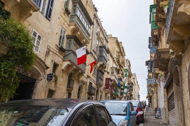 Valletta, Malta, üzerinde 8 Ocak 2019. Eski Şehir sokakta bir alan manzara yineler. Bina cephe dekorasyon karakteristik pitoresk balkon sembolleri Malta biridir