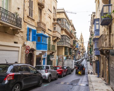 Valletta, Malta, üzerinde 8 Ocak 2019. Eski Şehir sokakta bir alan manzara yineler. Bina cephe dekorasyon karakteristik pitoresk balkon sembolleri Malta biridir