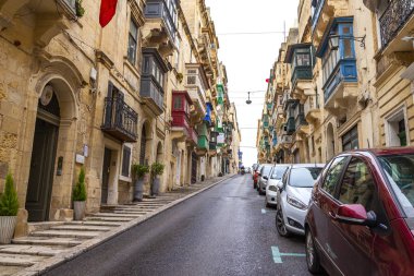 Valletta, Malta, üzerinde 8 Ocak 2019. Sokak eski şehrin bir merdiven ile bir alan manzara yineler. Bina cephe dekorasyon karakteristik pitoresk balkon sembolleri Malta biridir
