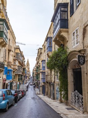 Valletta, Malta, üzerinde 8 Ocak 2019. Eski Şehir sokakta bir alan manzara yineler. Bina cephe dekorasyon karakteristik pitoresk balkon sembolleri Malta biridir