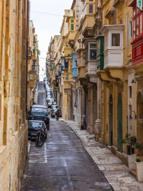 Valletta, Malta, üzerinde 8 Ocak 2019. Eski Şehir sokakta bir alan manzara yineler. Bina cephe dekorasyon karakteristik pitoresk balkon sembolleri Malta biridir